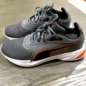 Boys Puma Softfoam size 6 sneakers